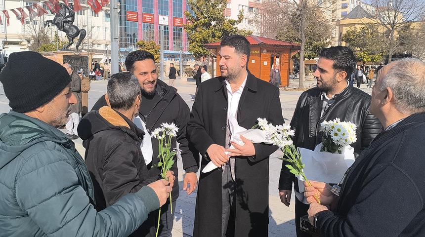 Her şey tersine döndü! Çiçekleri bu sefer onlar aldı... Gülen yüzler kameralara yansıdı