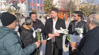 Her şey tersine döndü! Çiçekleri bu sefer onlar aldı... Gülen yüzler kameralara yansıdı