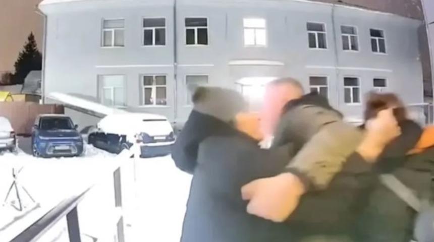 Kocasının sevgilisini evinden çıkarken gören kadın öfkeden deliye döndü! Aldatan eşin ayırma çabaları yetersiz kaldı... Sokak ortasında kavga çıktı