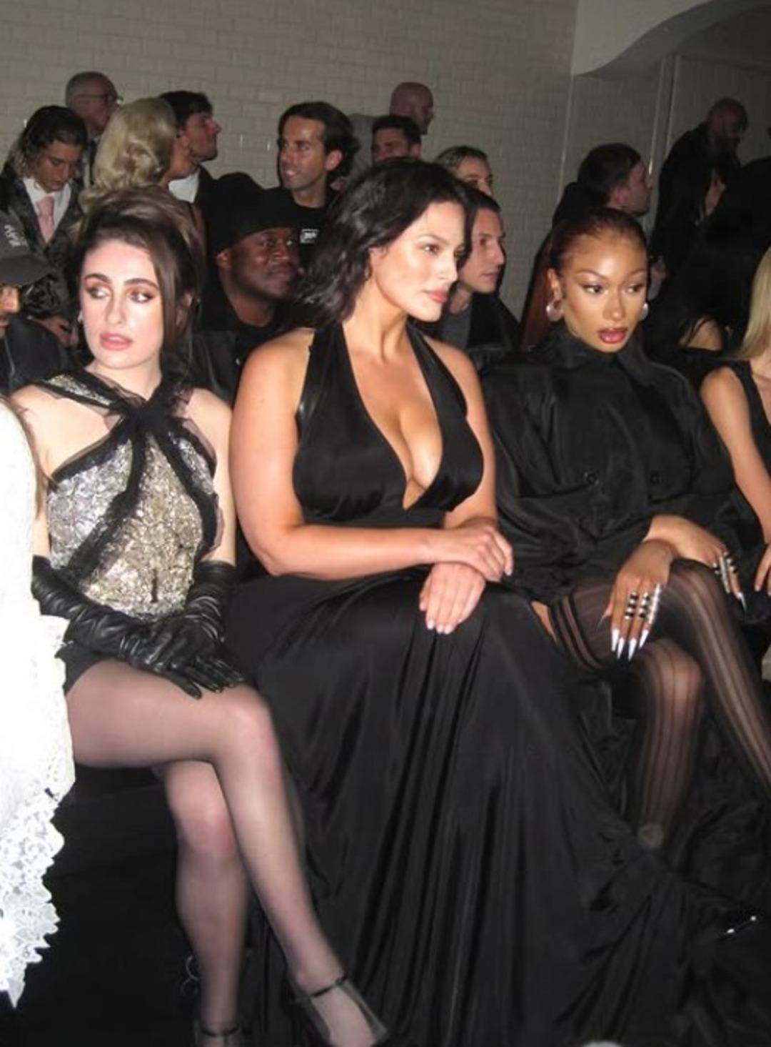 Dünyanın en seksi kadını seçilmişti! Ashley Graham derin dekoltesiyle bakana bir daha baktırdı 3