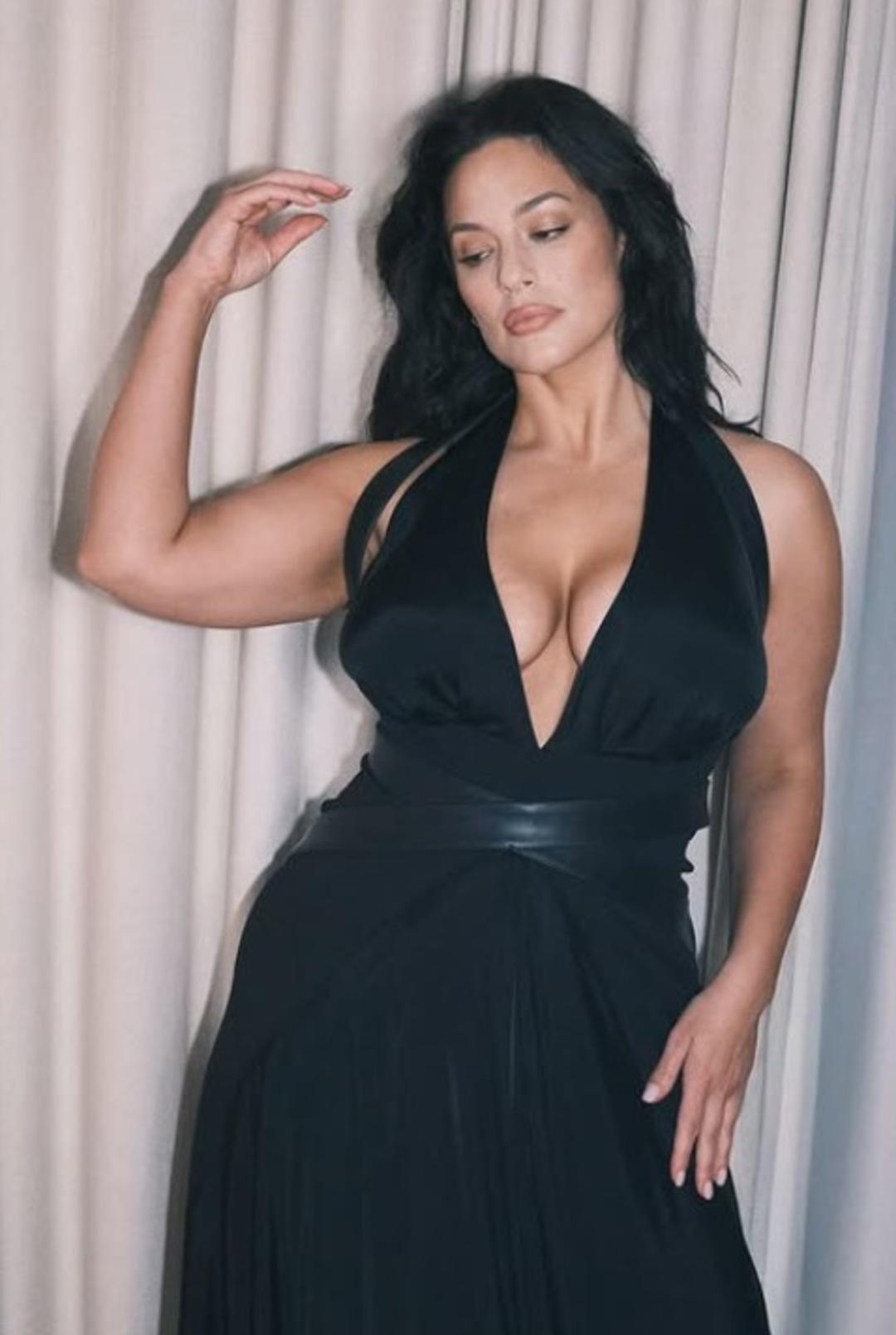 Dünyanın en seksi kadını seçilmişti! Ashley Graham derin dekoltesiyle bakana bir daha baktırdı 5