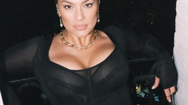 Dünyanın en seksi kadını seçilmişti! Ashley Graham derin dekoltesiyle bakana bir daha baktırdı