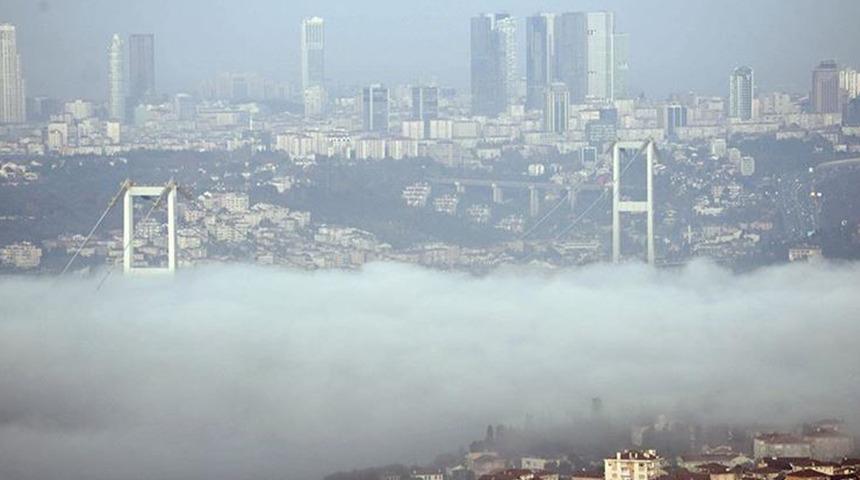 Yoğun sis ulaşımı sekteye uğrattı... Boğazlarda gemi trafiği askıya alındı! Köprü bile sis altında kaldı