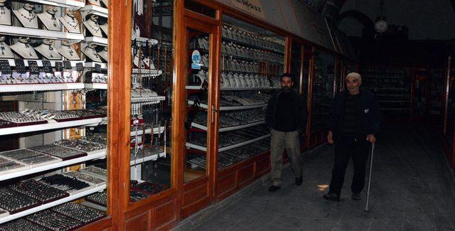 Tarihi Taşhan'da 'mum ışığında' ticaret