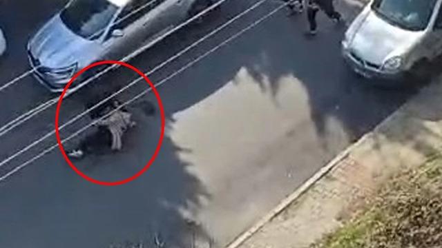 Eski eşini sokak ortasında defalarca bıçakladı! Dehşet anları kamerada