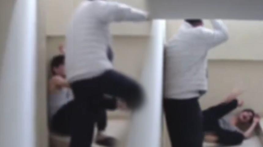 Yer: Kocaeli! Görüntüler infial yarattı: Engelli genç, annesi ve babası tarafından darp edildi