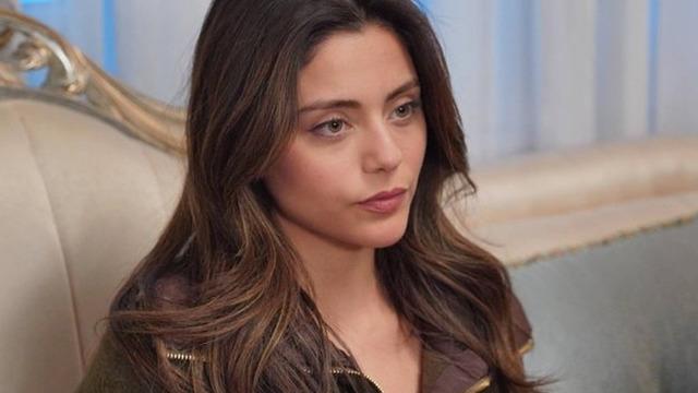 Kızılcık Şerbeti’nin Doğa’sı Sıla Türkoğlu sarı kaşlarıyla gündemde! Elle için cesur pozlar...