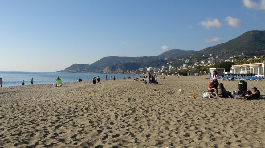 Alanya'da sıcaklıklar 20 derecenin üzerine çıkınca plajlara akın ettiler