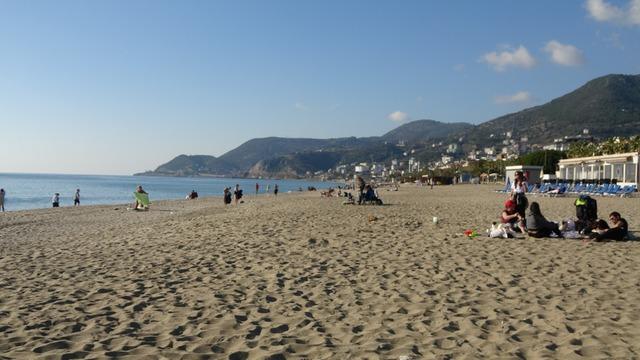 Alanya'da sıcaklıklar 20 derecenin üzerine çıkınca plajlara akın ettiler