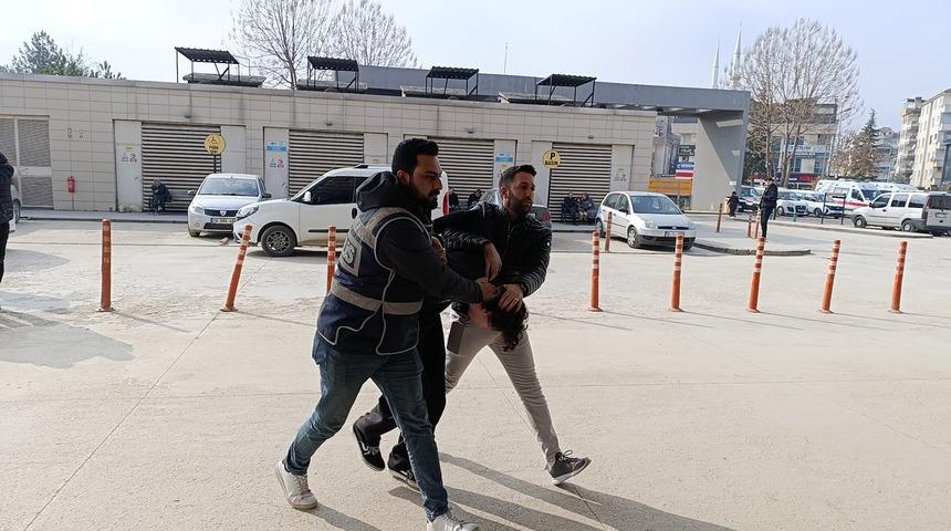 20 yaşındaki genci alıkoyarak annesinden 30 bin TL istediler! 3 şüpheli kıskıvrak yakalandı