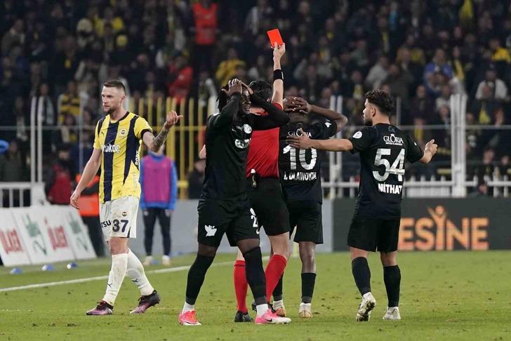 Çaykur Rizespor galibiyetine rağmen Sarı-Lacivertliler'i yerden yere vurdular! "Mourinho yine çuvalladı, Fenerbahçe'nin işi çok zor"  G1