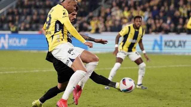 SON DAKİKA: Bu maçta her şey var! Çaykur Rizespor 9 kişi kaldı, Fenerbahçe 2-0'dan geri dönerek rakibini 3-2 mağlup etti