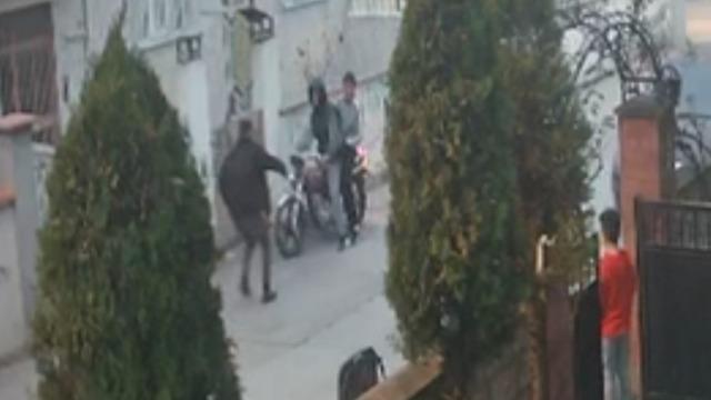 Kızlara kurusıkı tabancayla ateş açan 2 şüpheliyi, çöp atmaya çıkan uzman çavuş yakaladı