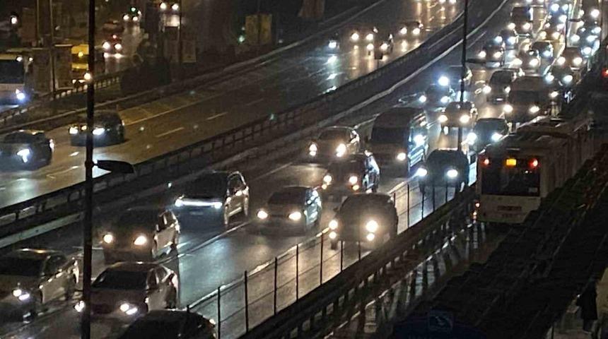 İstanbul'da beklenen oldu! Tatil bitti, güneş doğmadan trafik arttı