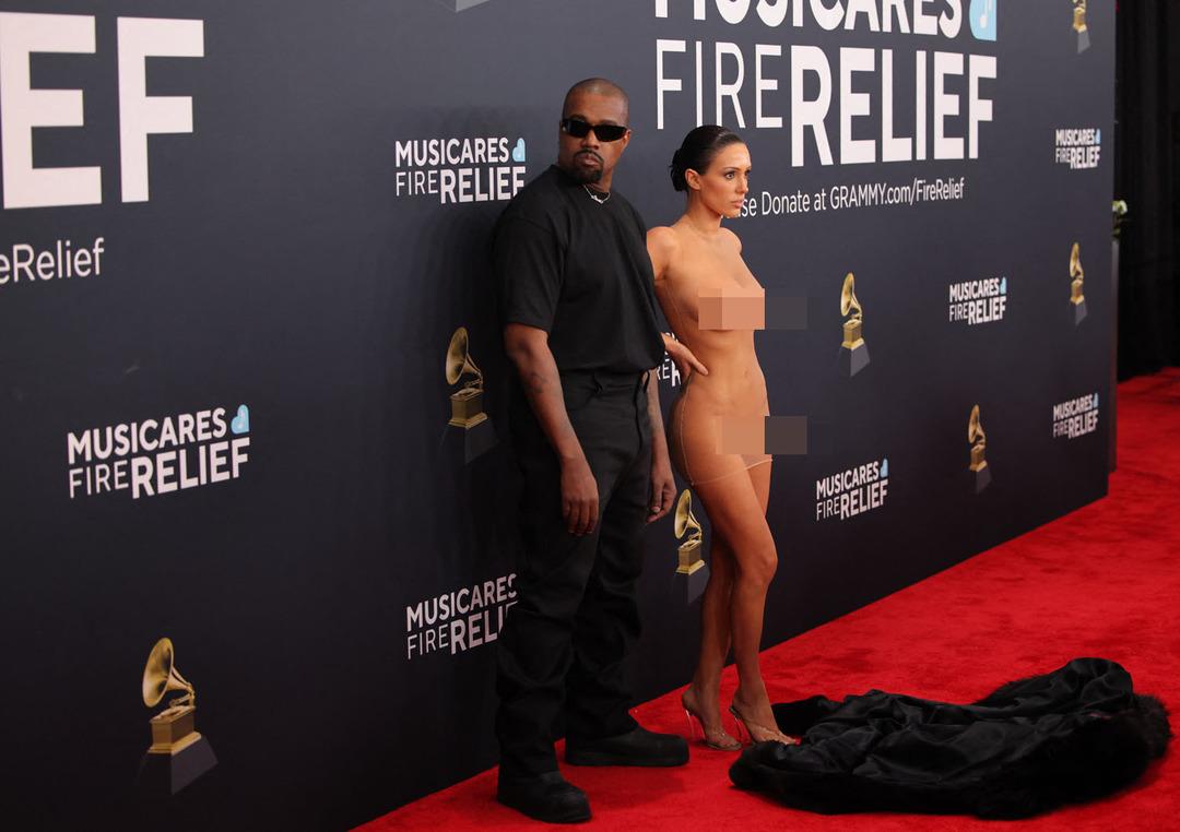 Kanye West ve Bianca Censori Grammy den kovuldu iddiası! Kırmızı halıda kürkünü bir anda çıkarıp çıplak kaldı 1