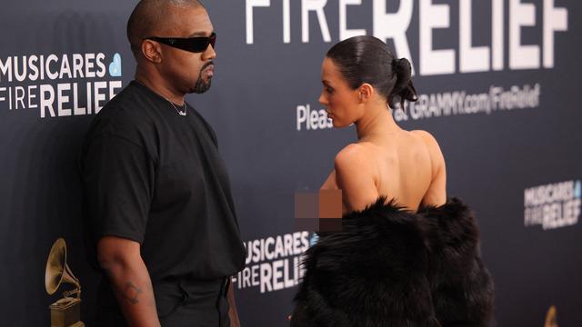 Kanye West ve Bianca Censori Grammy'den kovuldu iddiası! Kırmızı halıda kürkünü bir anda çıkarıp çıplak kaldı