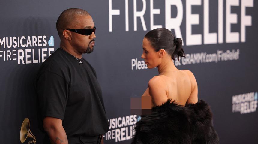 Kanye West ve Bianca Censori Grammy'den kovuldu iddiası! Kırmızı halıda kürkünü bir anda çıkarıp çıplak kaldı