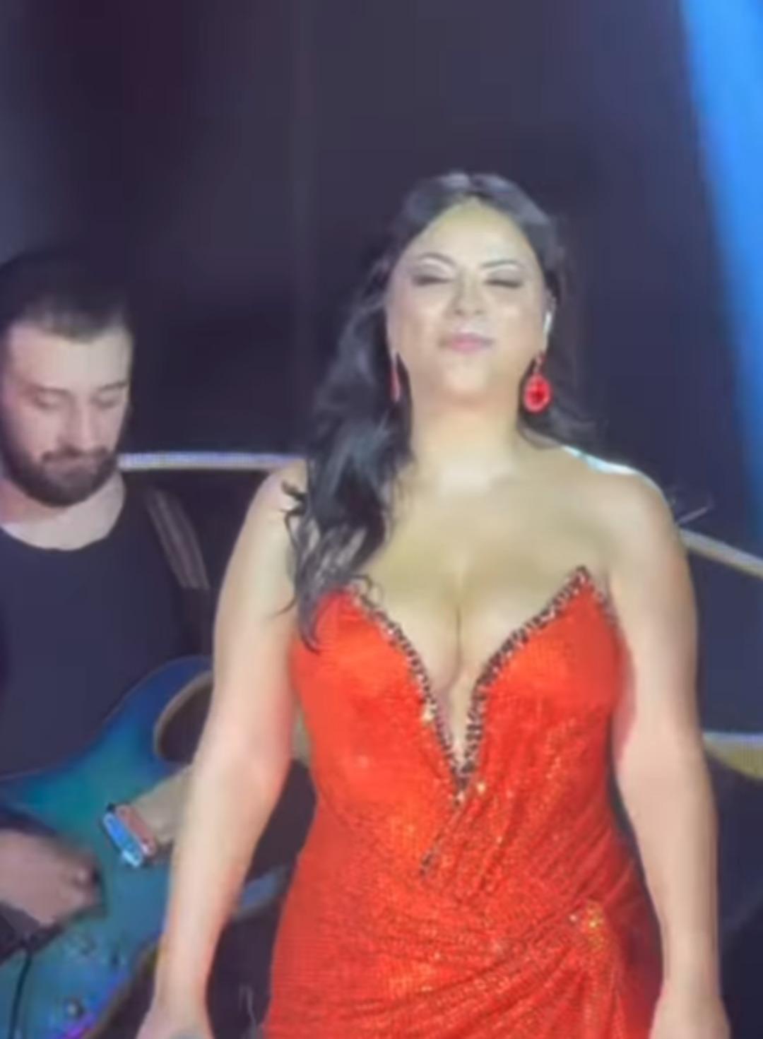 Şarkıcı Zara nın cesur tarzı gündemden düşmüyor! "Keşke eskisi gibi kalsaydın" 1