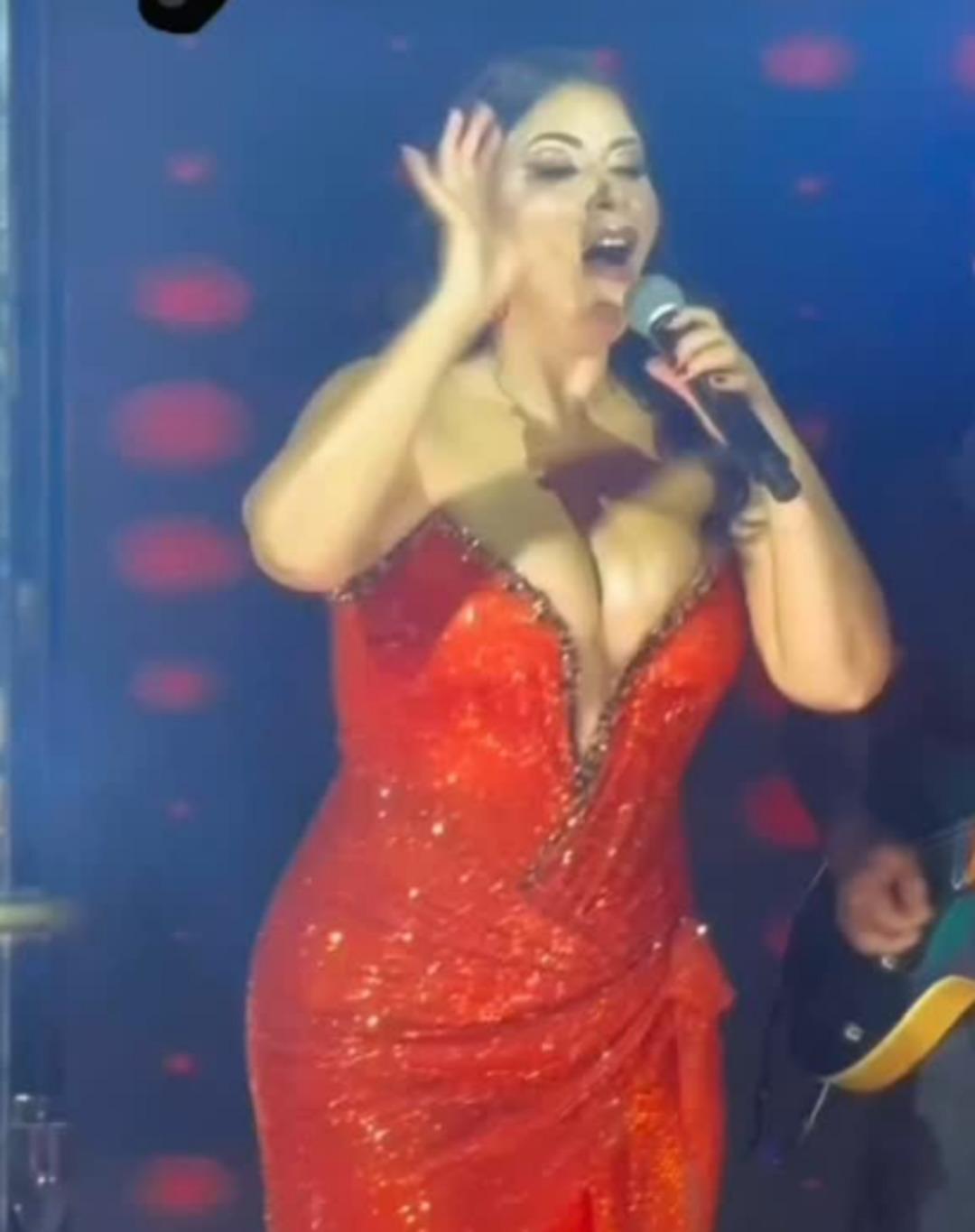 Şarkıcı Zara nın cesur tarzı gündemden düşmüyor! "Keşke eskisi gibi kalsaydın" 3