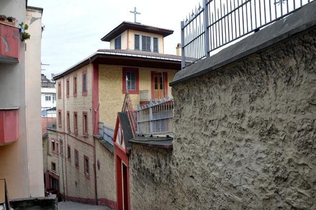 Kilise bahçesinde bulunup patlayıcı sanılan cisim meşale çıktı