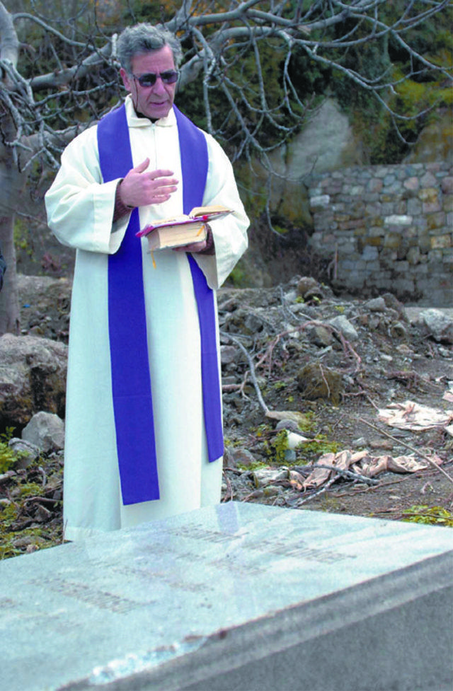 Kilise bahçesinde bulunup patlayıcı sanılan cisim meşale çıktı