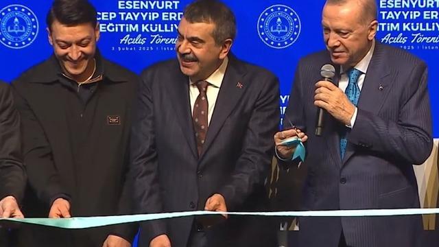 Sahneye Mesut Özil çıktı, Cumhurbaşkanı Erdoğan'ın söyledikleri gündem oldu! Bakan da gülmeden edemedi