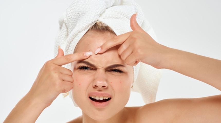 Evdeki malzemeler yetiyor: Sivilcelerin kökünü kurutacak maske önerileri!