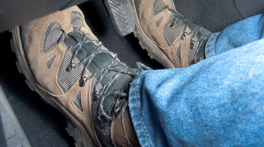 Botla araba sürülür mü? Botla araba sürmenin, manuel veya otomatik araba kullanmanın püf noktaları