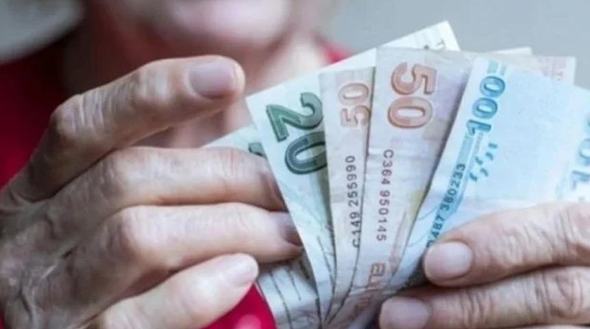 Milyonlarca emekli bu sorunun cevabını bekliyor: 'Emekli bayram ikramiyesi ne kadar olacak?'