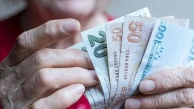 Milyonlarca emekli bu sorunun cevabını bekliyor: 'Emekli bayram ikramiyesi ne kadar olacak?'
