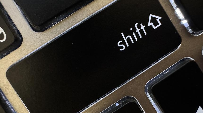 Shift hangi tuş? Klavyede shift tuşunun işlevleri nelerdir ve diğer tuşlarla birlikte nasıl kullanılır?