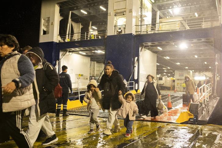 Santorini'den kaçış! Ege'deki deprem fırtınası sonrası şimdi de yanardağ ve tsunami endişesi... Ek uçak seferleri kondu, gemiler art arda kalkıyor G1