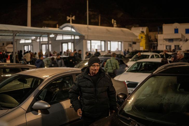 Santorini'den kaçış! Ege'deki deprem fırtınası sonrası şimdi de yanardağ ve tsunami endişesi... Ek uçak seferleri kondu, gemiler art arda kalkıyor G5