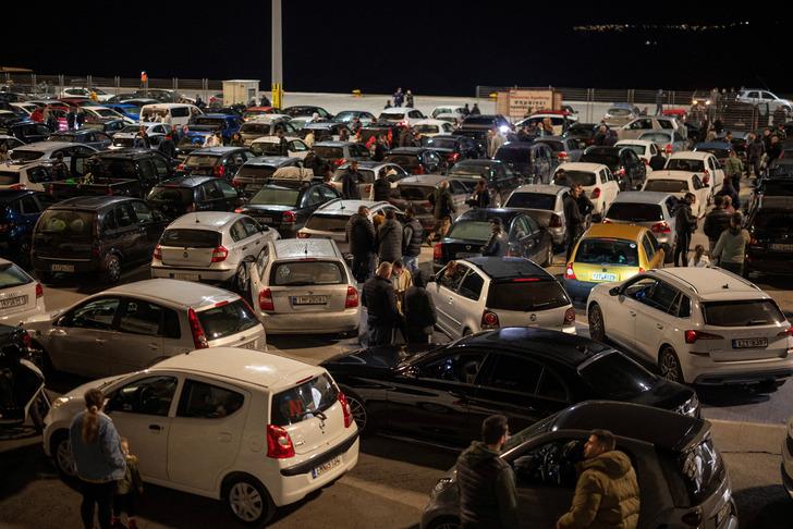 Santorini'den kaçış! Ege'deki deprem fırtınası sonrası şimdi de yanardağ ve tsunami endişesi... Ek uçak seferleri kondu, gemiler art arda kalkıyor G1