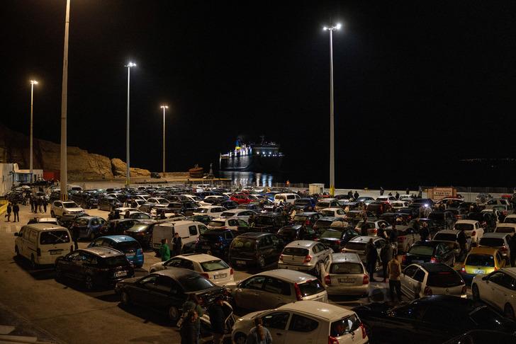 Santorini'den kaçış! Ege'deki deprem fırtınası sonrası şimdi de yanardağ ve tsunami endişesi... Ek uçak seferleri kondu, gemiler art arda kalkıyor G1