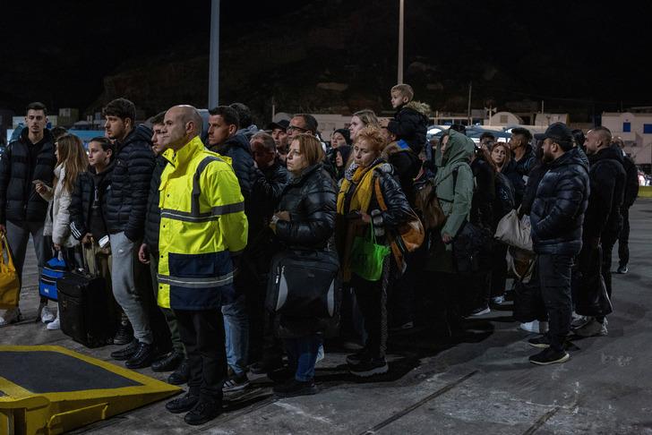 Santorini'den kaçış! Ege'deki deprem fırtınası sonrası şimdi de yanardağ ve tsunami endişesi... Ek uçak seferleri kondu, gemiler art arda kalkıyor G1