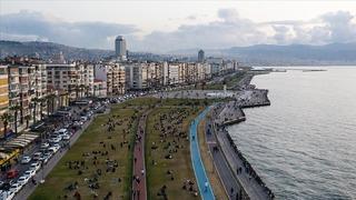 İzmir’de denize düşen araç içinde bir kişi hayatını kaybetti