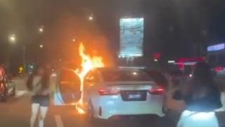 Trafikte akılalmaz olay! Kavga ettiği karısının seyir halindeki arabasının üzerine benzin döküp yaktı... Saniye saniye kamerada 