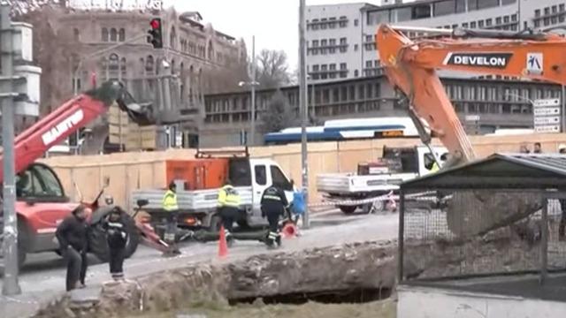 Ankara Ulus'ta meydanda çökme! Çok sayıda ekip sevk edildi: Can kaybının olmaması sevindirdi