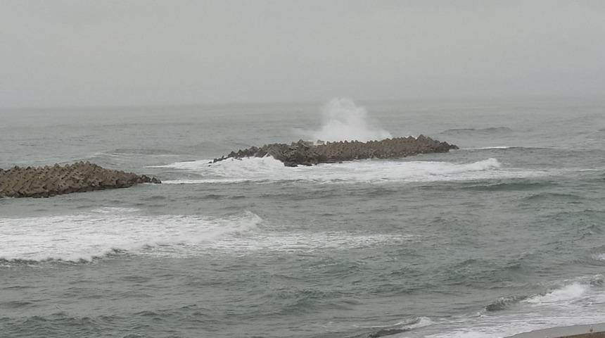 Düzce'de kuvvetli rüzgar nedeniyle dalga boyu yükseldi