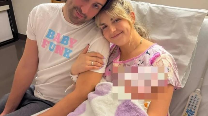 Yenidoğan bebeklerine verdikleri ismi sosyal medyadan paylaştılar! Tepkiler gecikmedi: "Böyle isimlere izin verilmemeli"