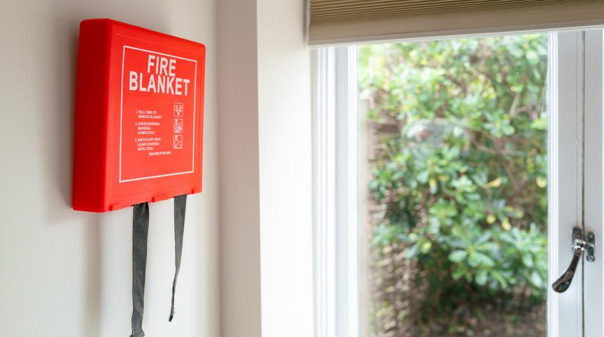 Yangın battaniyesi nedir? Yangın battaniyesi ne işe yarar, nasıl kullanılır? Yangın battaniyesi ölçüleri ve kullanımı