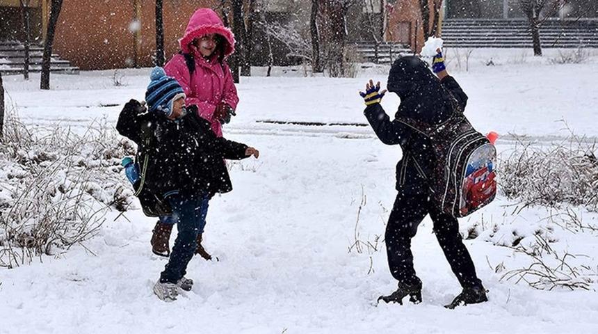 Meteoroloji uyarmıştı! Tatil haberleri peş peşe geliyor... Nevşehir'de okullara kar engeli