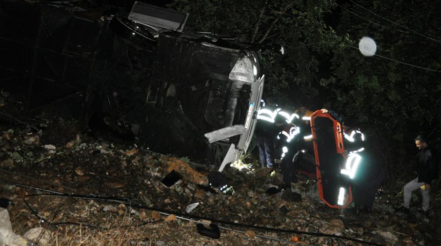 İçi yolcu dolu otobüs 25 metreden yuvarlandı! 10'u ağır 28 yaralı... Çok sayıda ekip sevk edildi