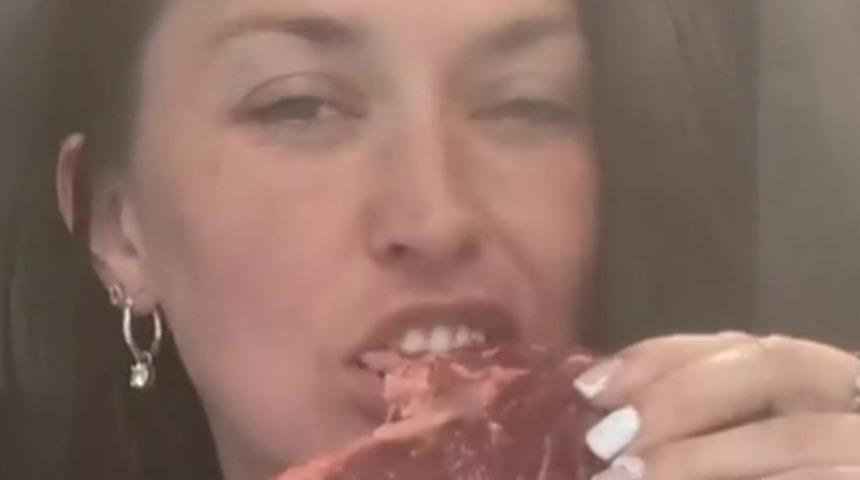 4 yıl boyunca günde 5000 kalori alan kadın bunun vücudu üzerindeki etkilerini gösterdi! "Kahvaltıda on yumurta, bir parça tereyağı ve tuz yiyorum."