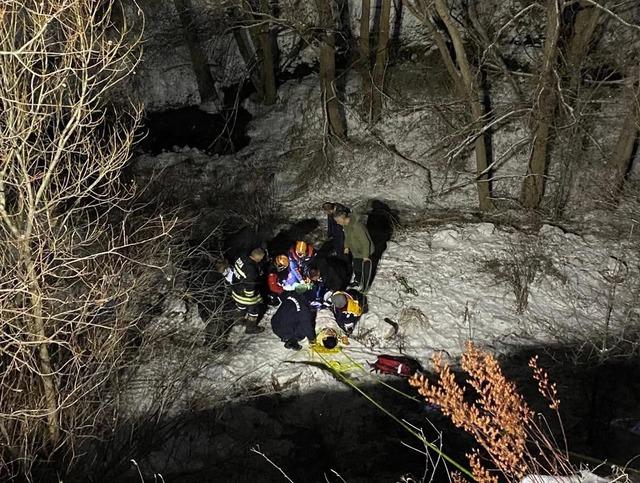 Sivas ta dere yatağına devrilen otomobildeki 2 kişi yaralandı 1