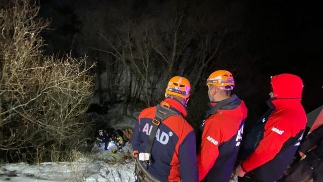 Sivas'ta dere yatağına devrilen otomobildeki 2 kişi yaralandı