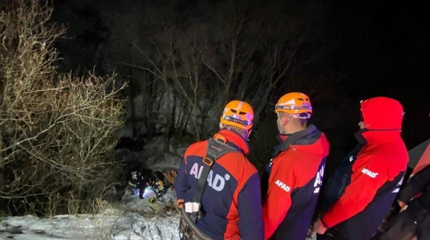 Sivas'ta dere yatağına devrilen otomobildeki 2 kişi yaralandı