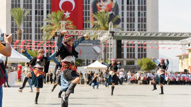 Zeybek hangi yöreye aittir? Zeybek oyununun özellikleri nelerdir?