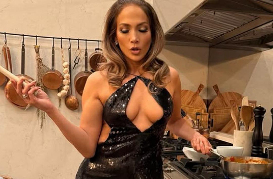 5 maddede Jennifer Lopez'in gen&ccedil; kalma sırrı! Cesur pozlarıyla yine adından s&ouml;z ettirdi